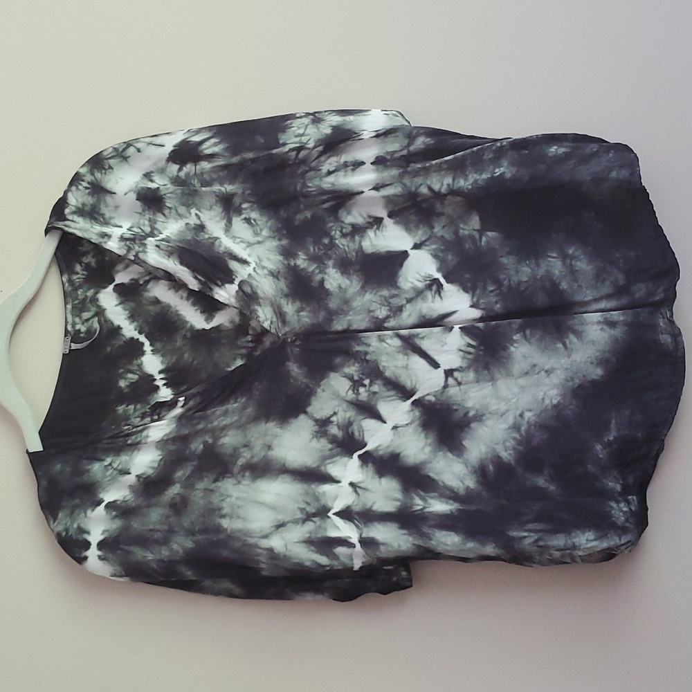 YFB Young Fabulous & Broke Silky Tie-Dye V-neck Black & White Medium
